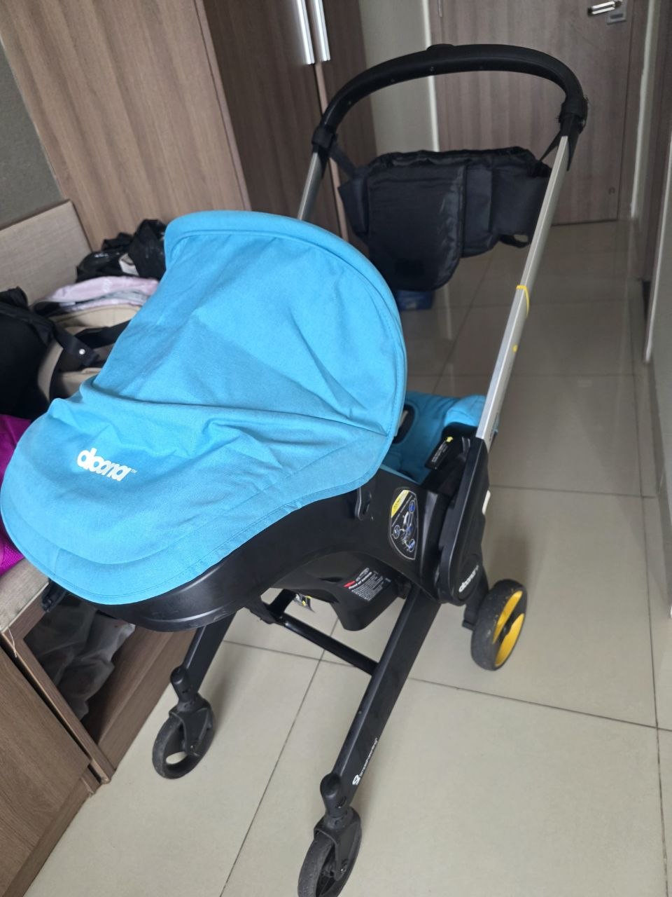 Продаётся оригинальная коляска Doona, которую можно брать на борт самолёта.