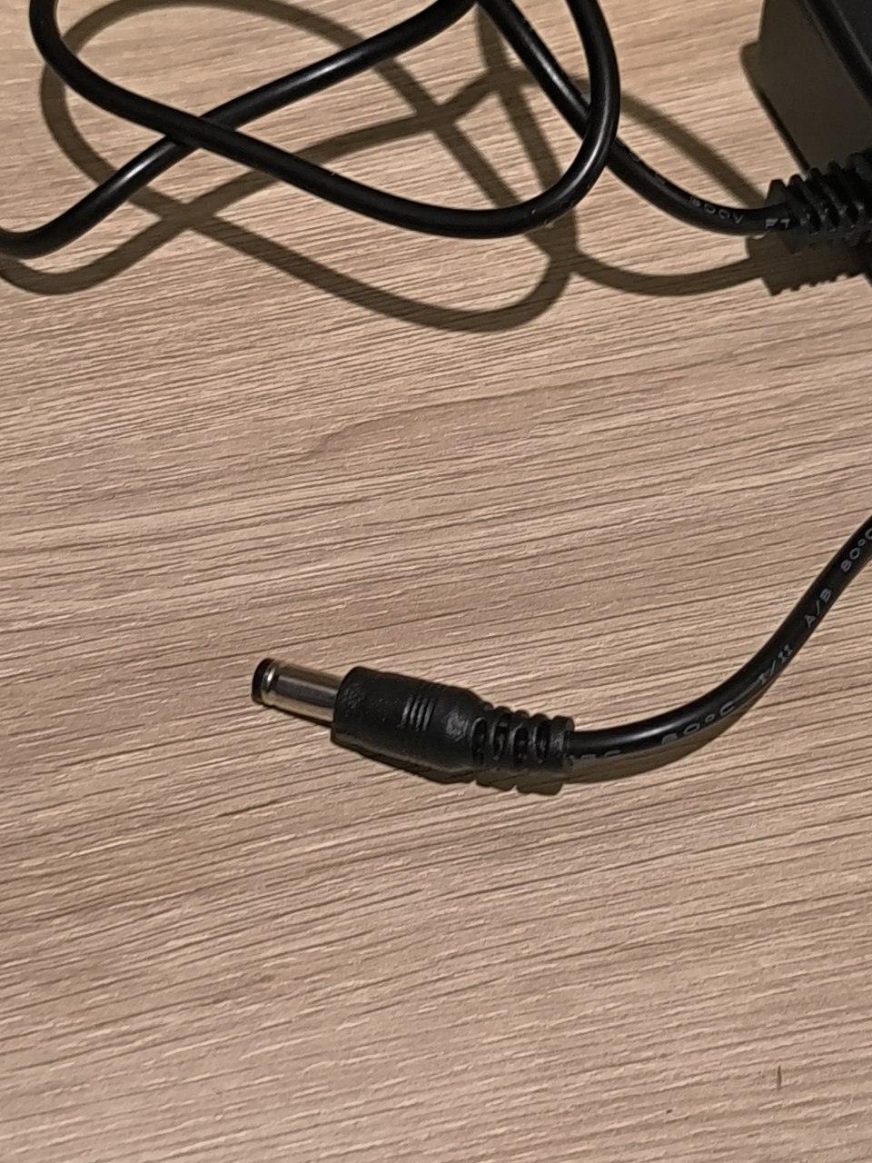 Фото 3: Продаётся блок питания 12V 2A с разъёмом 5.5*2.5 мм.
