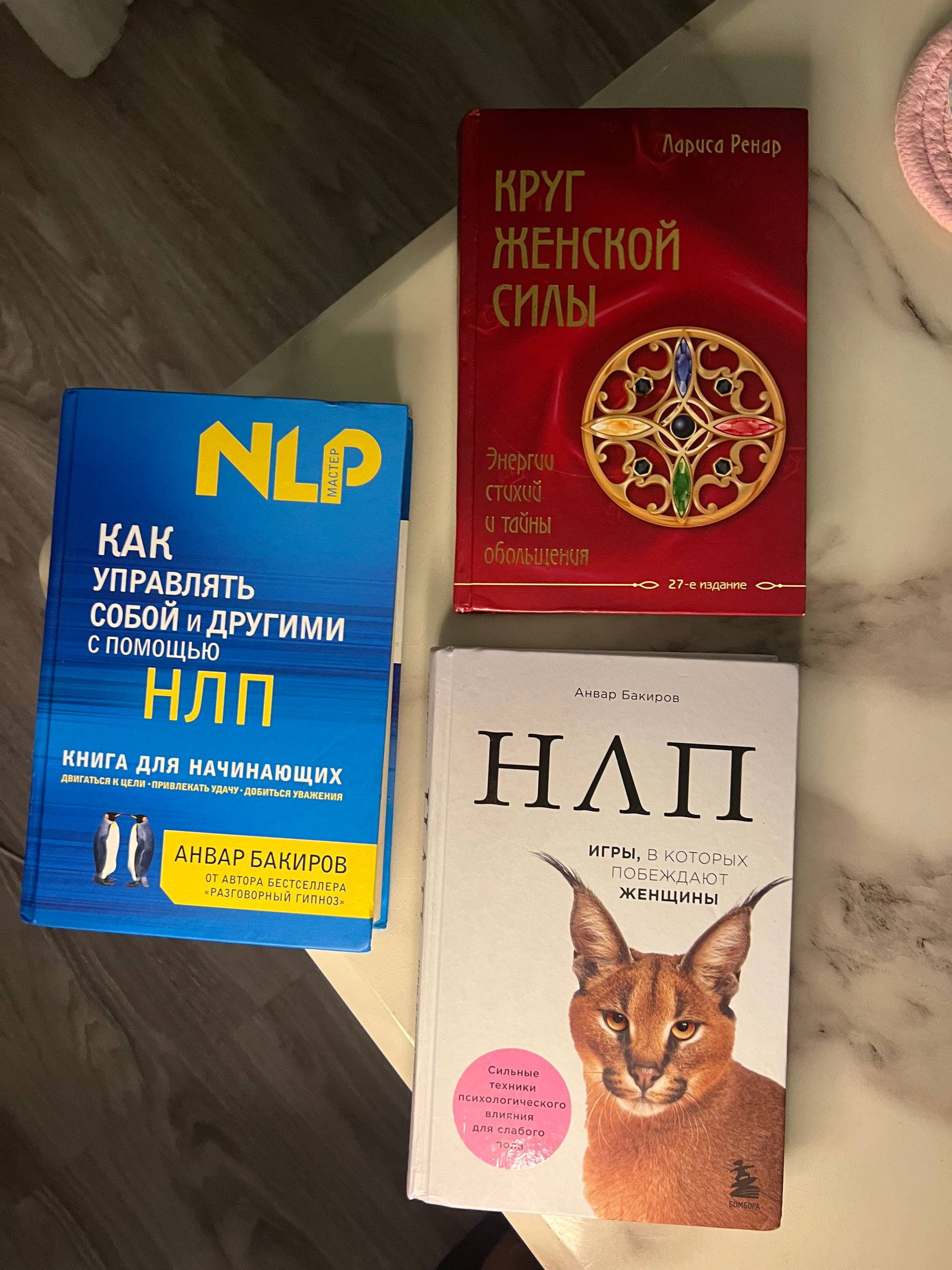 Продаются настольная игра за 400 вьетнамских донгов, книги от 200 донг