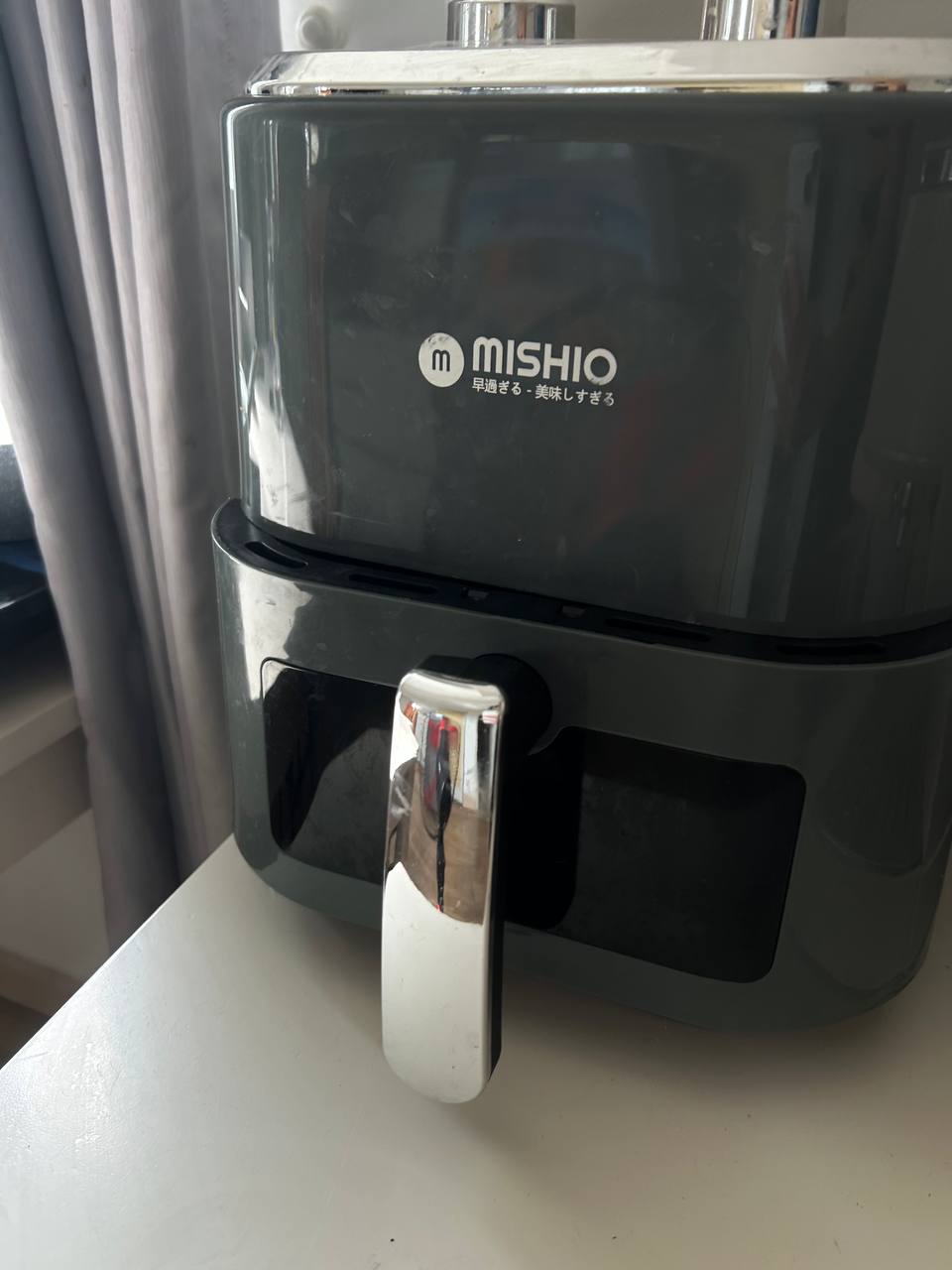 Продаётся аэрогриль Mishio MK408 6L за 500k, вазы (большая 100k, три маленькие 80k) и…