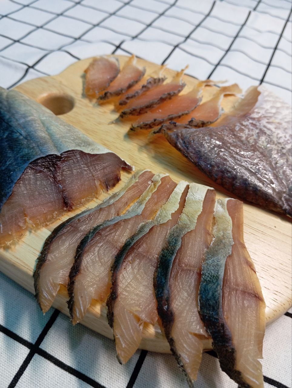 В Нячанге продаётся рыба холодного копчения: скумбрия, лакедра, сибас,