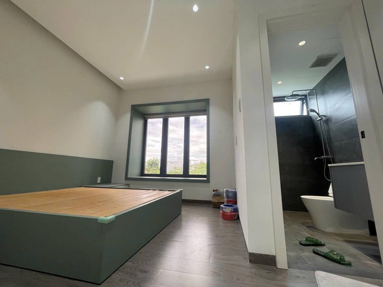 Сдаётся дом 3 этажа, 3 спальни, 4 санузла, площадь 100 м²