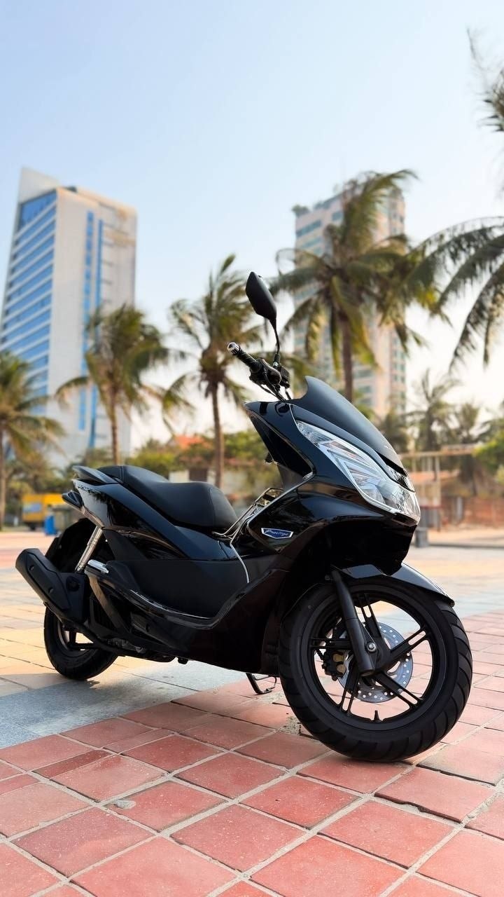 Продаётся байк PCX 2017 года, чёрный, пробег 16000 км, в идеальном состоянии.