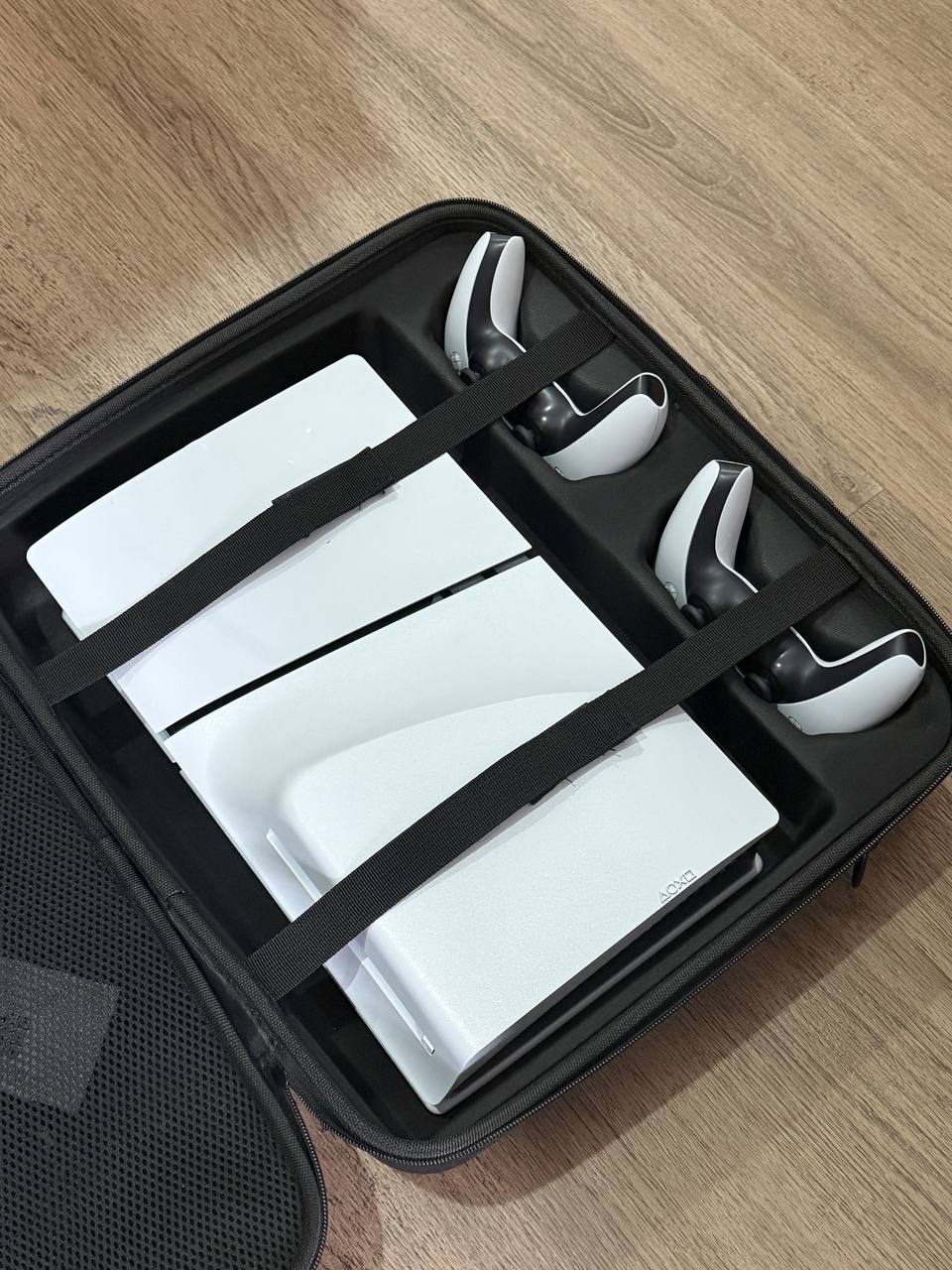 Фото 2: Продаётся техника в отличном состоянии: PlayStation 5 Slim с двумя геймпадами DualSense…