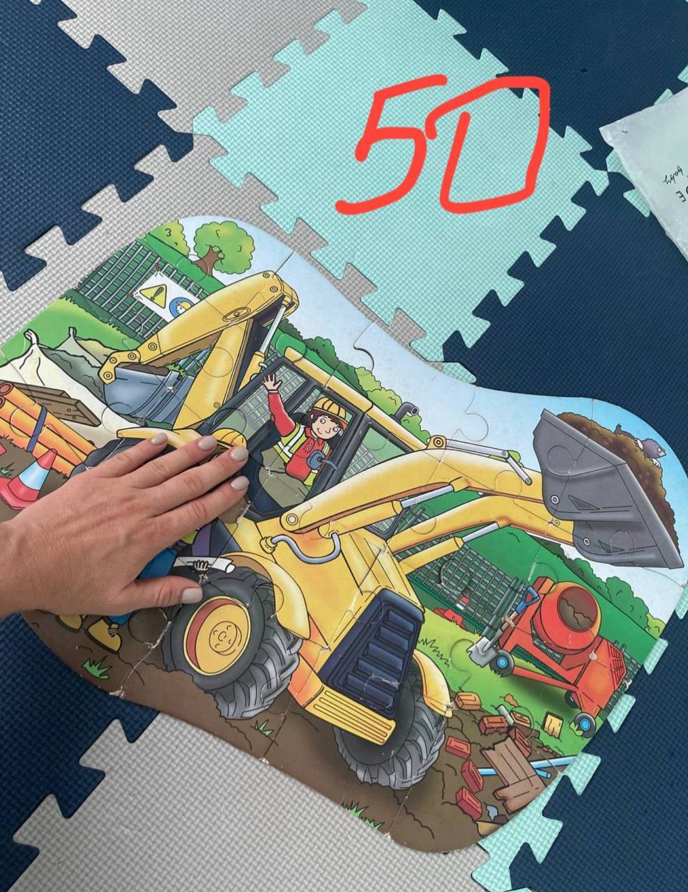 Продаются пазлы: крупный за 50, мелкий сложный с изображением собаки и кота за 100.