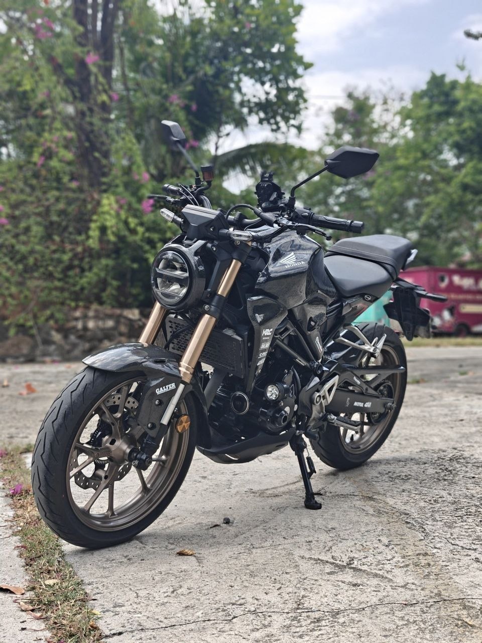 Продаётся мотоцикл Honda CB300R 2021 года с пробегом 23 000 км