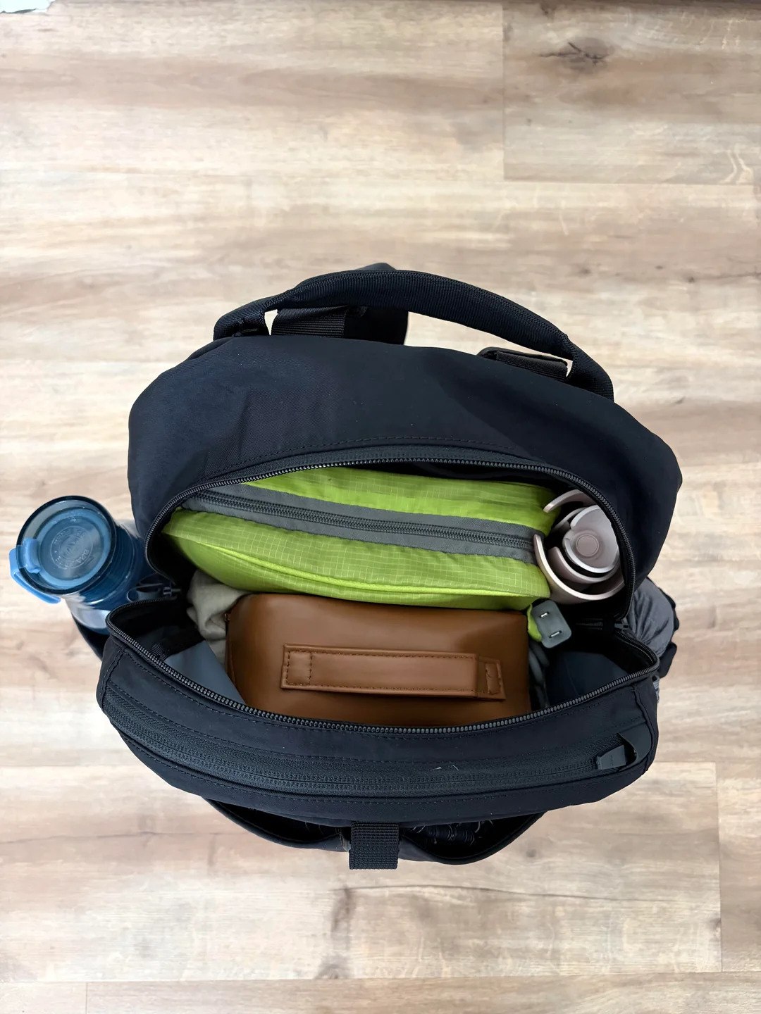 Фото 2: Продаются новые вещи: рюкзак Aer Go Pack 2 (600 г, crinkle nylon, очень крепкий…