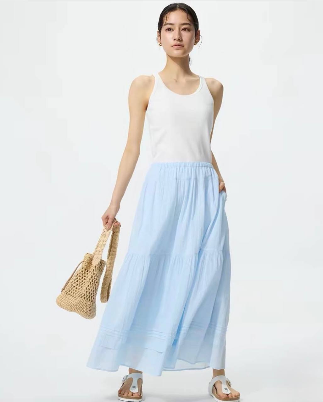 Продаются две вещи UNIQLO: голубая юбка с карманами, размер L, цена 500 000 донгов (в…