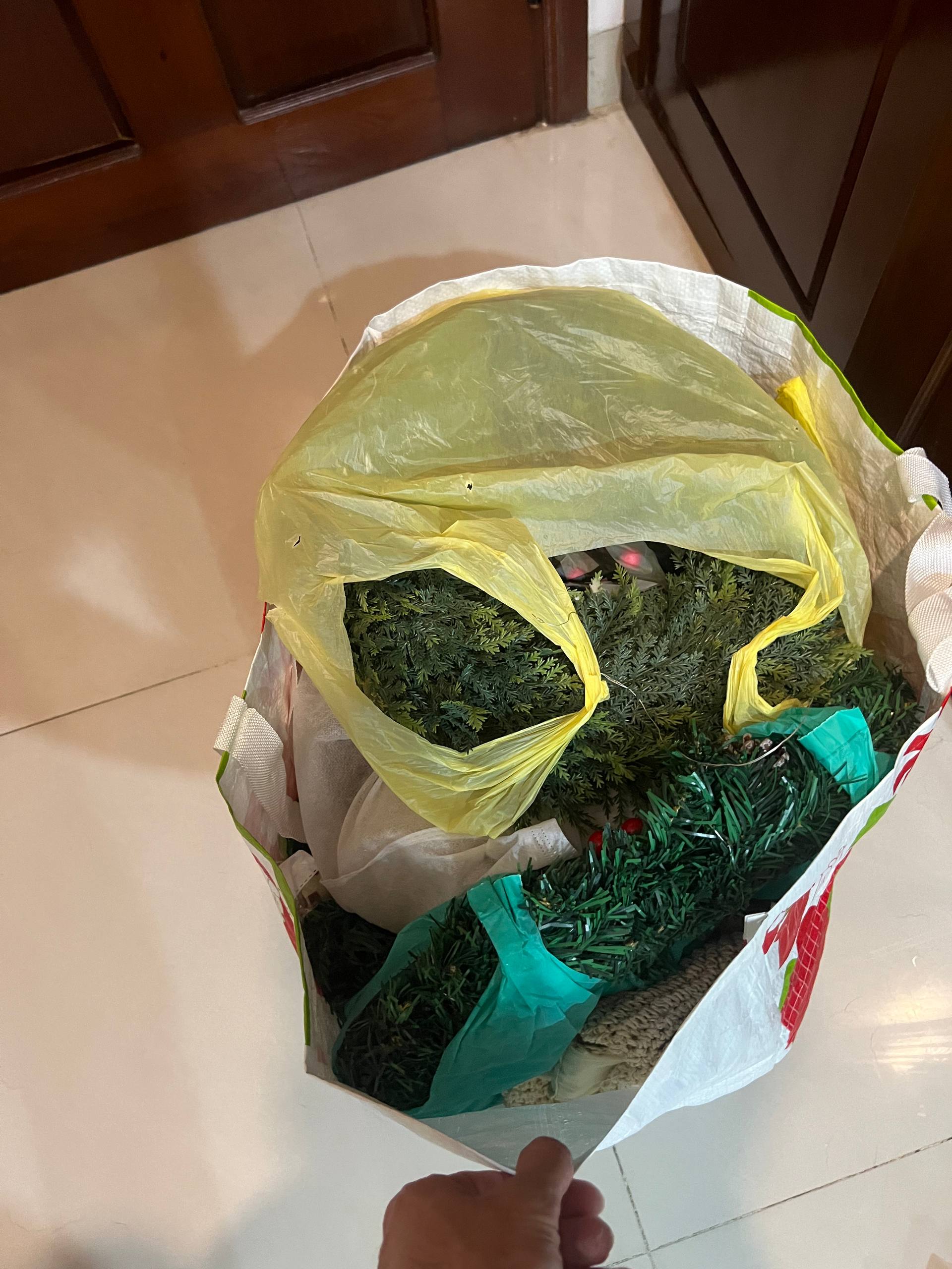 Фото 3: Продаются различные вещи: черная сумка, женская обувь, новогодний деко