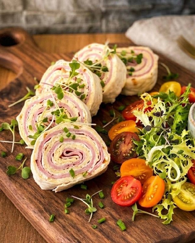 Предлагаем рулет из лаваша с ветчиной, сыром и яйцом