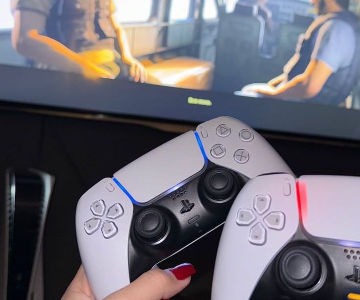 Сдаю консоль PS5 в Нячанге с большим количеством свежих игр, в комплекте два геймпада.