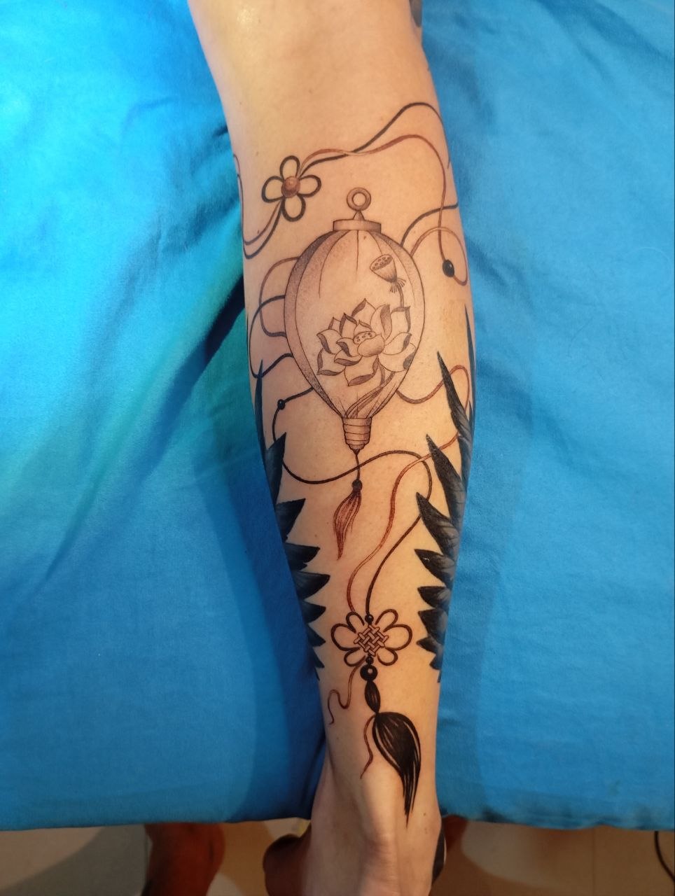 Тату-мастер Ян выполняет татуировки машинкой и вручную (Handpoke)…